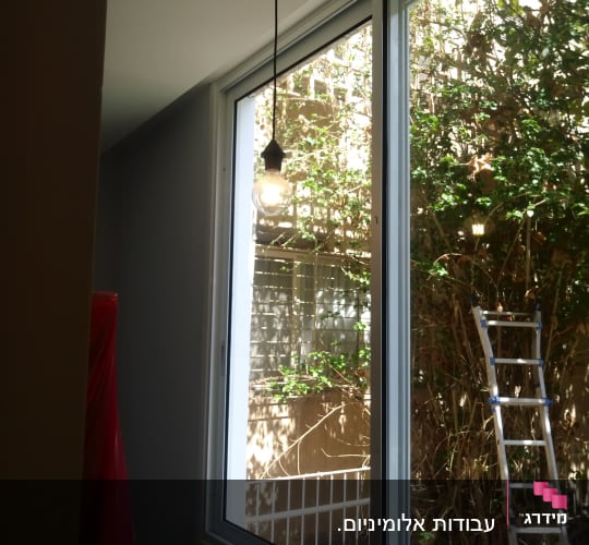 חלון אלומיניום עם מסגרת לבנה